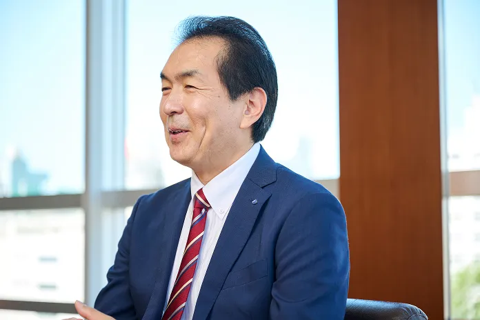 笑顔で企業文化や社員の特長を語る渡邉社長